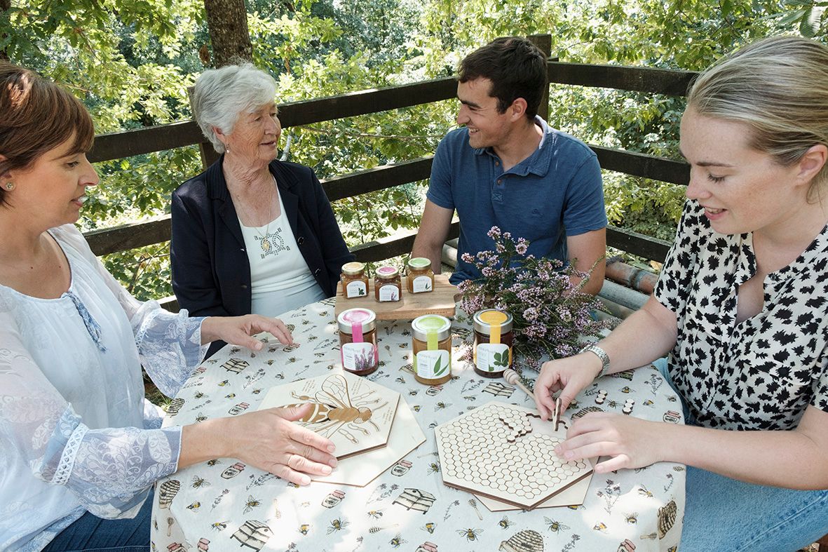 Billede af honning eksperter fra Olaya som vurderer forskellige honninger, Spanien.