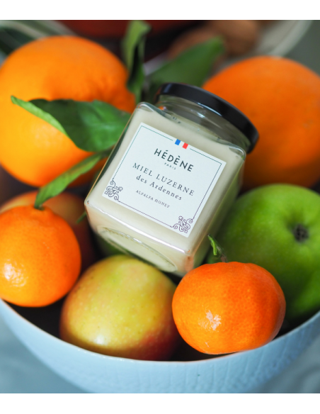 Glas med Hédéne honning, Luzerne des Ardennes, i en frugtskål, Frankrig