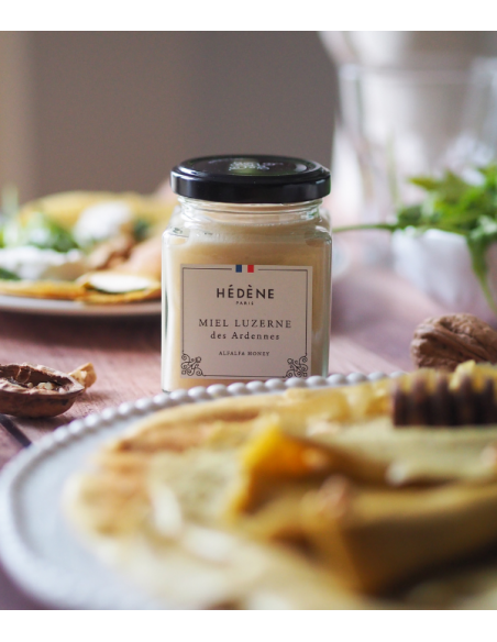 Glas med Hédéne honning, Luzerne des Ardennes, på bord med kager, Frankrig