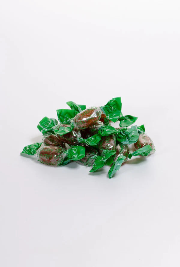 Bunke med Alemany honningbolsjer med mint – friskhed og naturlig sødme