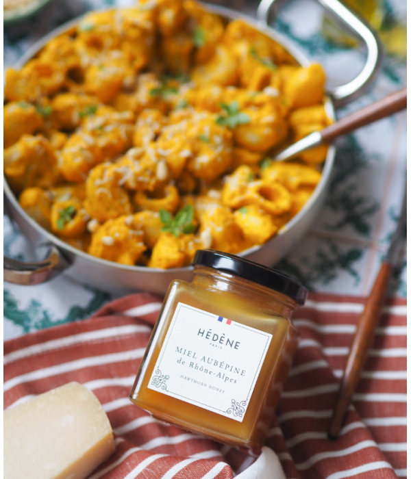 Glas med Hédéne Hidtjørn honning, Miel Aurepine de Rhone-Alpes, på bord med en skål mad kogt pasta, Frankrig