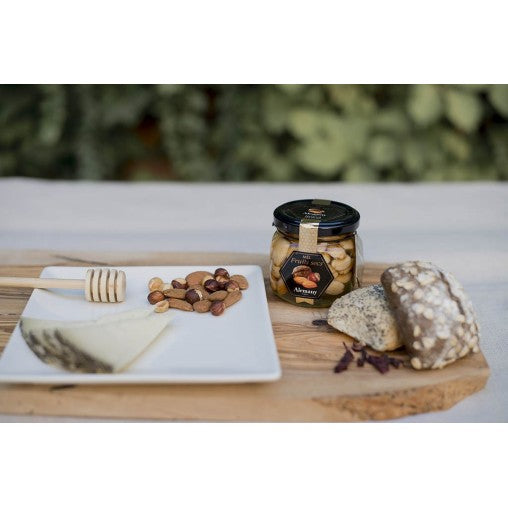 glas med gourmet honning med nødder fra Alemany , på bord med oste.