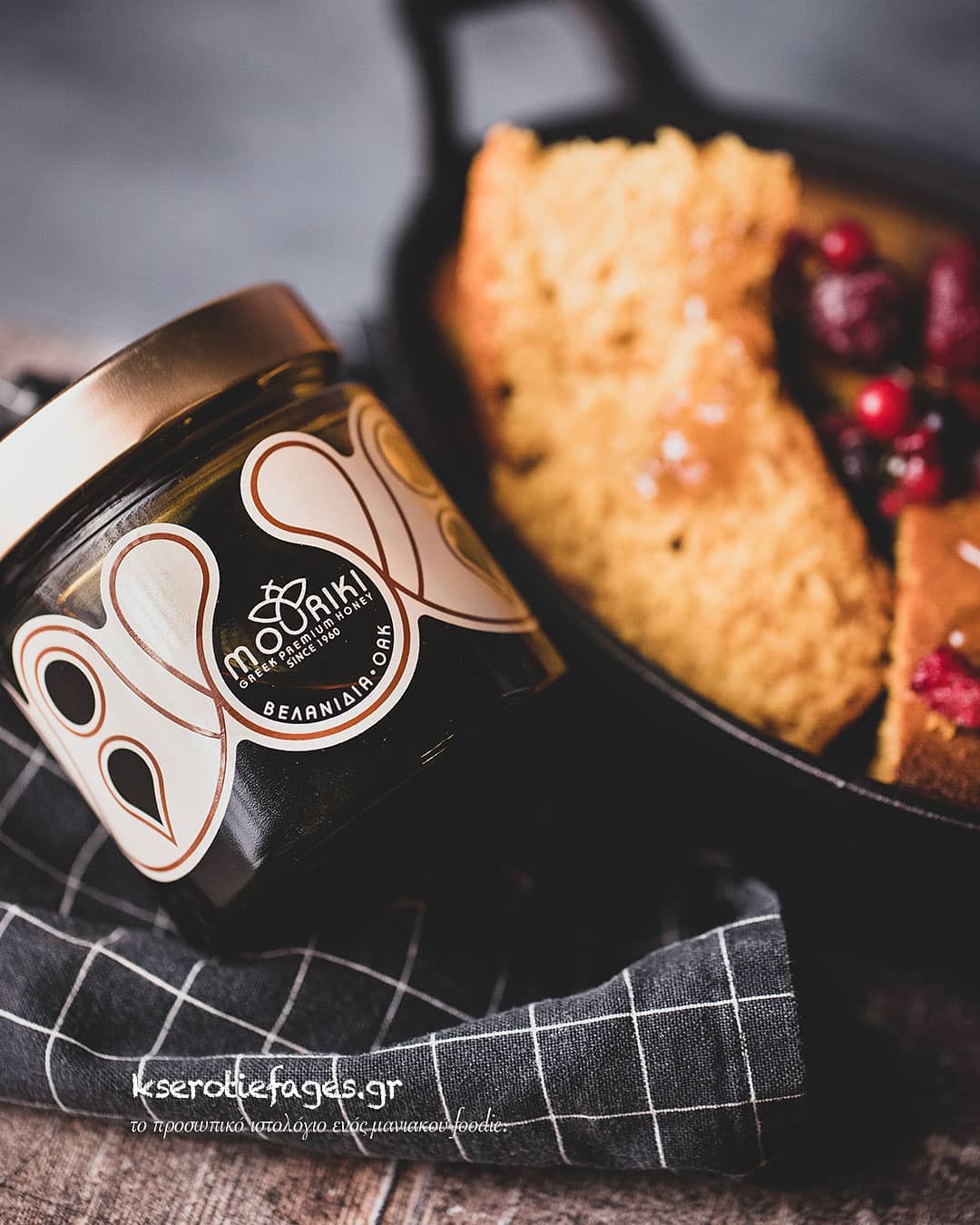 Glas med Mouriki honning på et klæde, og fad med kager, Grækenland