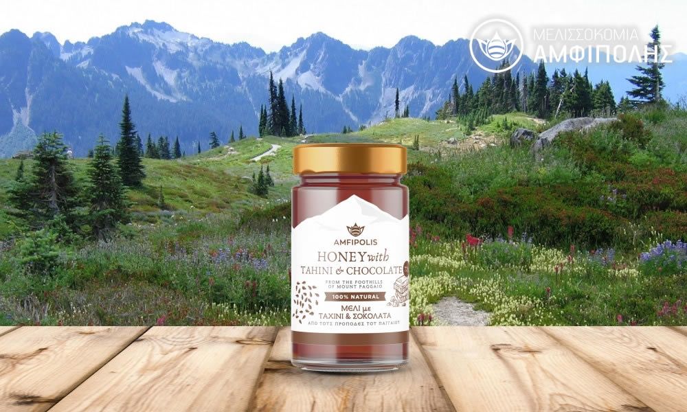 Glas med Amipolis honning med Tahini og Chokolade, forand bjerglandskab, Grækenland