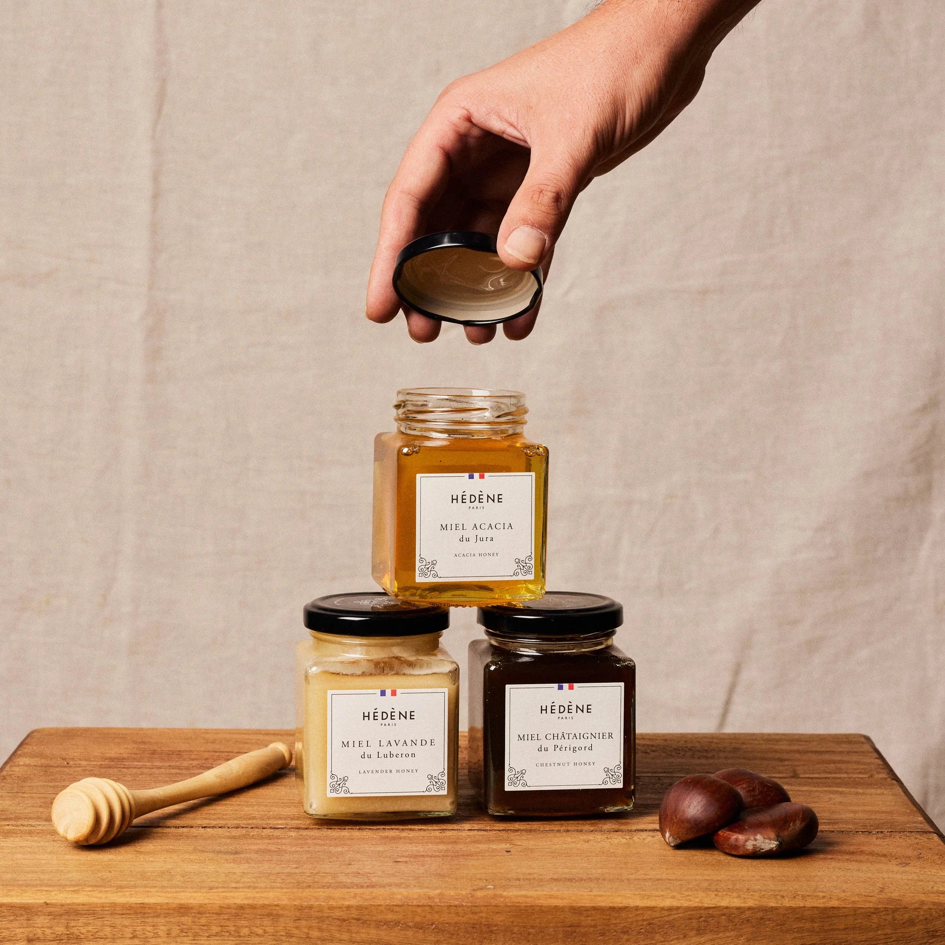 3 glas Hédène, fransk honning på et bord.