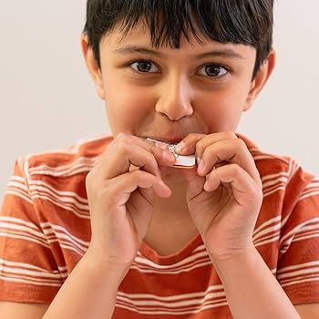 Dreng spiser honning
