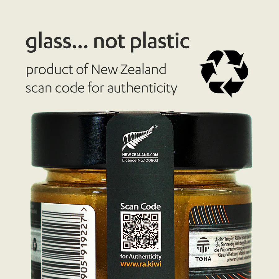 VIser at honing er i et glas til genbrug og ikke plastik, med en QR code til scanning for autentitet fra New Zealand