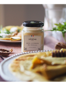 Glas med Hédéne honning, Luzerne des Ardennes,  på bord med kager, Frankrig