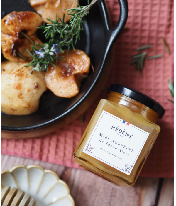 Glas med Hédéne  Hidtjørn honning,  Miel Aurepine de Rhone-Alpes,  på bord med en skål med bagte æbler,  Frankrig 